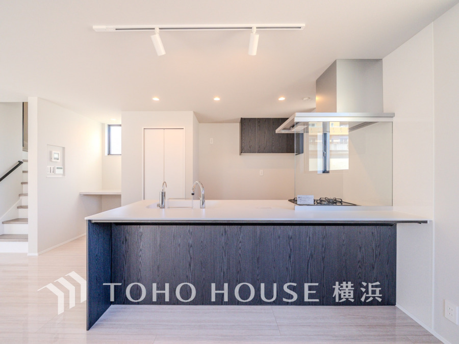 プライベートスペースを彩るインテリアとしての美と、快適な日常を支える機能性と強さがひとつになったキッチンです。開放的な対面カウンターキッチンはリビングと一体感のある空間。