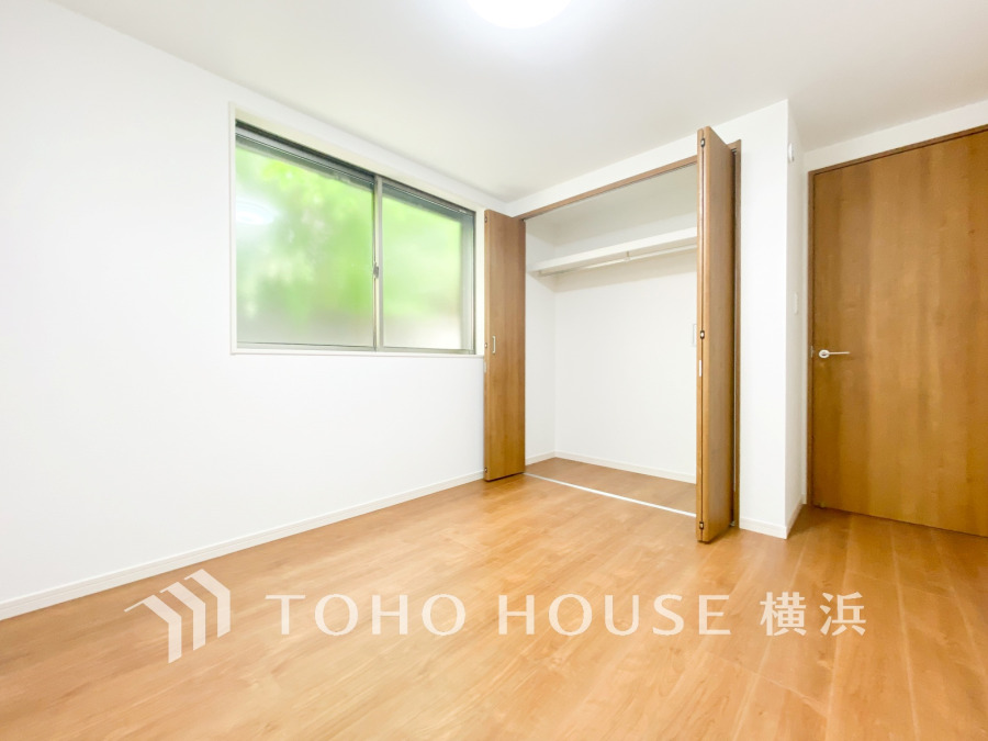 穏やかな風と陽光を導き、プライバシーに配慮された設計プランを採用し、居住性を一段と心地よいものにしています。明るく開放的な空間を演出しております。