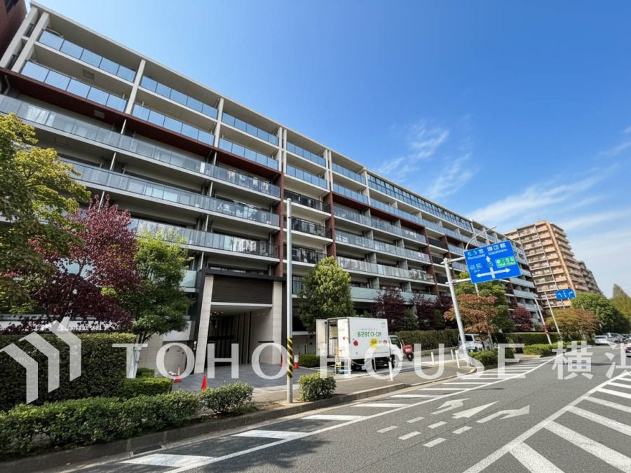 爽やかな青空の下に贅沢なほどに降り注ぐ陽光、豊かな居住性と、クオリティが見事に調和した住空間は、住まうことの喜びを感じさせてくれます。