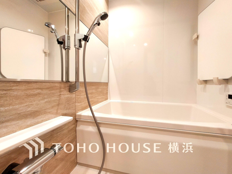 上質が感じられる質感とカラーリングで、清潔な空間美を実現。一日の疲れが癒される優雅なバスタイムを堪能できるゆとりあるバスルームです。