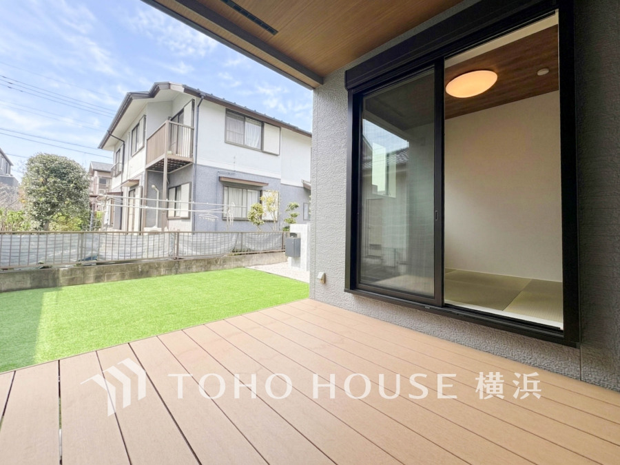 屋根付きのウッドデッキスペースはアウトドアリビングとして。心地よい寛ぎ空間です。