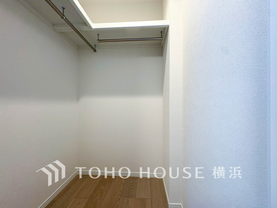 ウォークインクローゼットを完備。お子様のおもちゃやゴルフバックなど、大きなお荷物をお持ちの方や、季節物の家電製品やキャリーバック、お荷物が多い方でも安心のスペースです。