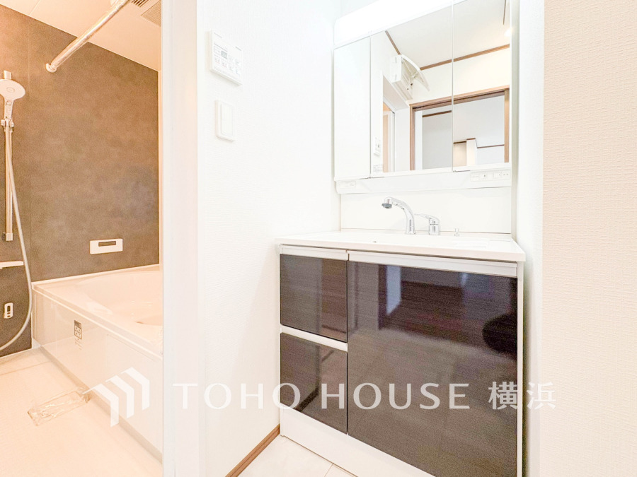 十分な大きさの洗面台は収納もさる事ながら、身だしなみチェックや歯磨きなど、朝の慌ただしい時間でもホテルライクなスペースで余裕とゆとりを感じて頂けます。