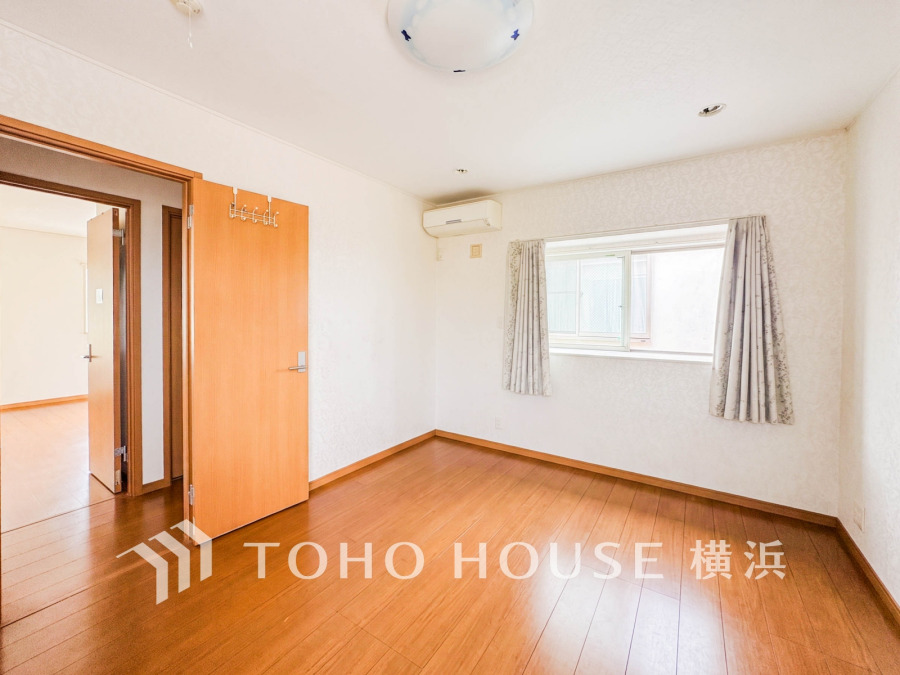 窓からたっぷりと陽光が注がれる明るい空間。家族の成長に対応できる永住仕様の間取り。時を忘れて過ごす場所として過ごせるお部屋。