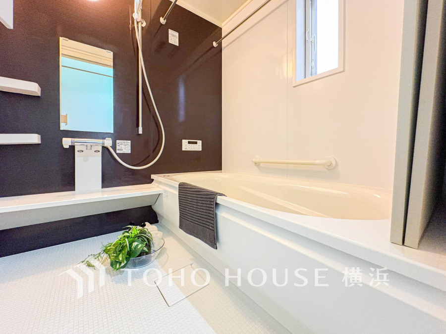 清潔感あふれるシンプルモダンな浴室は、快適なバスタイムを実現する機能性とデザイン性を兼ね備えています。