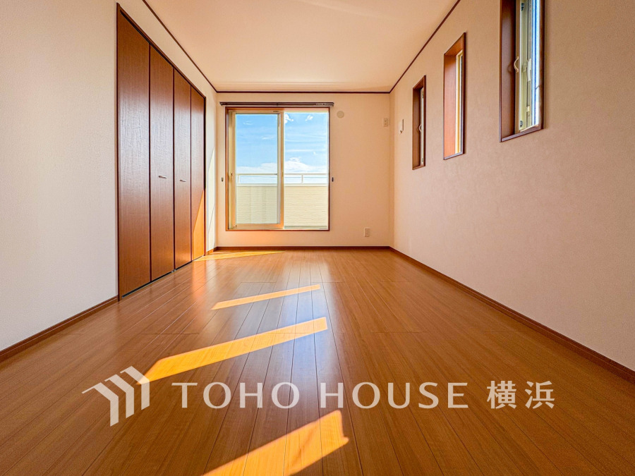 1日の疲れを癒し、心地よく寛げるようゆったりとした広さを確保しています。プライベートタイムをより優雅に穏やかに…。落ち着いた雰囲気を紡ぎます。