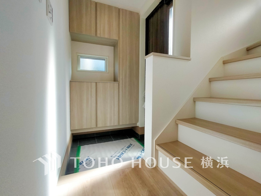 収納豊富な玄関スペース。落ち着いた色を基調としたゆとりある空間です。
