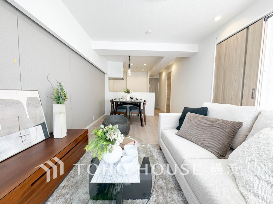 家族みんなが爽やかに健やかに過ごせるように、溢れる光をたっぷり取り込んだリビングダイニング。集いの場、憩いの場としての快適性を求めたやすらぎの空間です。