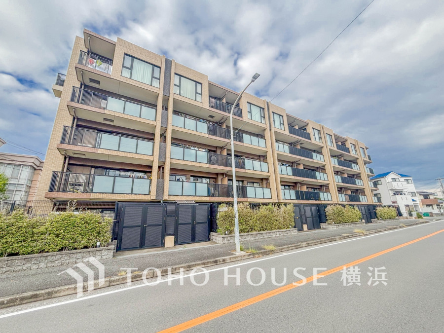 街に溶け合う美しい景観を生み出しているにも関わらず、採光や風通しを考えて設計された間取り。外観だけでなく、そこに住まうご家族の心地よさが最優先されますように。