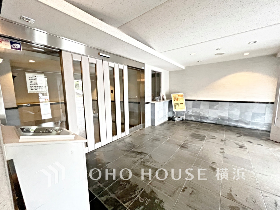 エントランスは毎日の行き帰りで使う大事な空間です。明るい基調で華やかなデザインなので、毎日も気持ちよく、またご友人なども素敵に迎え入れられます。