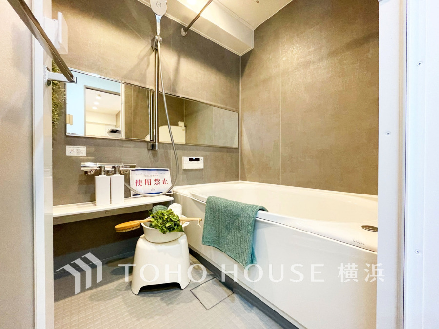 心地よいリラックスを叶える清潔感溢れる美しい空間。快適で機能的なバスルームです。
