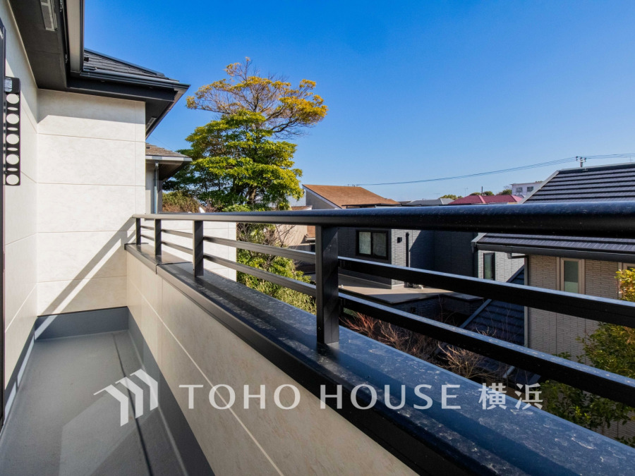 陽当たり良好なバルコニーは、爽やかな風と明るい光が心地よいくつろぎの空間です。