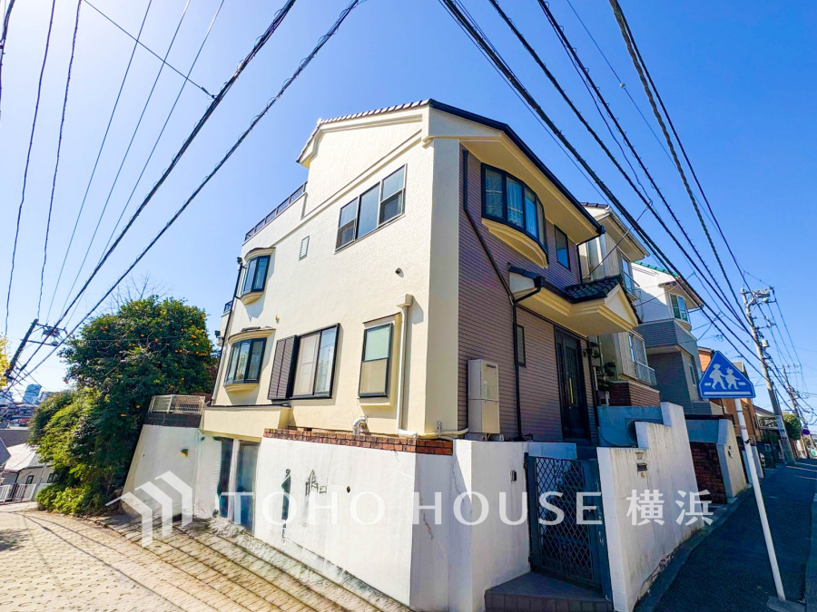 【2026年3月撮影】開放的で陽当たり良好な角地につき採光・通風良好。ゆったり5LDKのお住まいです。