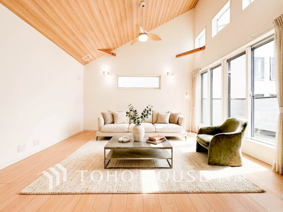 ご家族やお客様との時間など、多くの時を刻む空間。上質なひと時となる快適な空間を目指して。※生成AIによるイメージです。家具・小物は販売価格に含まれません。