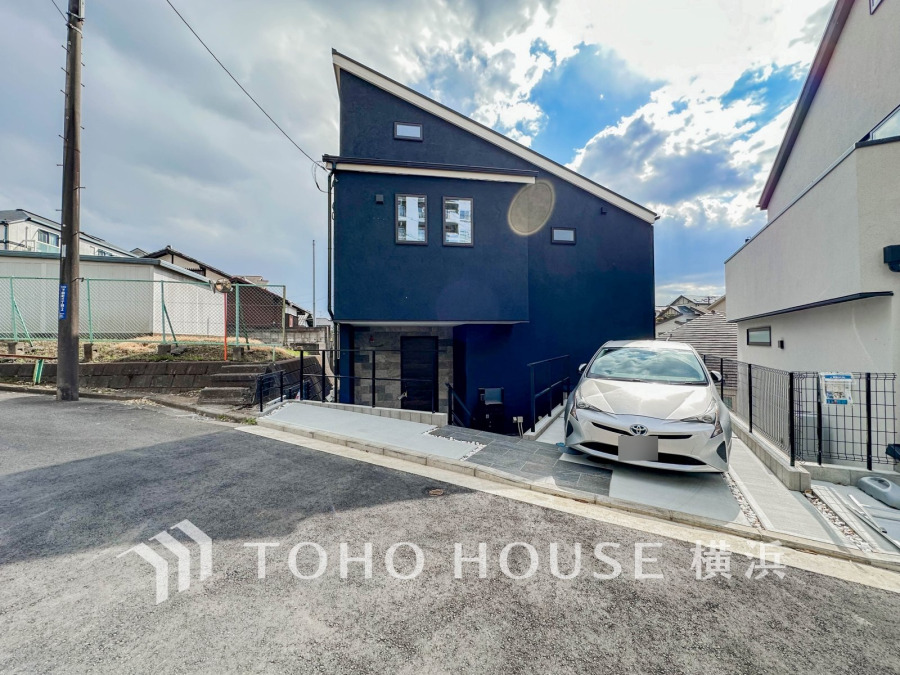 穏やかな風と陽光を導き、プライバシーに配慮された設計プランを採用し、居住性を一段と心地よいものにしています。周辺環境とのコラボレーションにより明るく開放的な空間を演出。