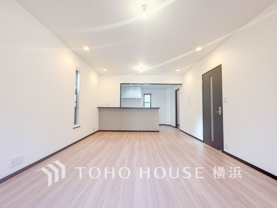 光と風が溢れる開放的なリビングダイニングには自然と家族みんなが集まってきます。明るく穏やかな空気の中で飲んだり、食べたり、笑ったり。