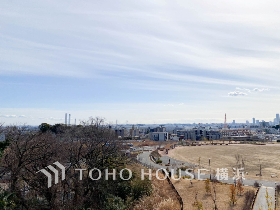 開放感があり、遮るものもなく気持ちのいい景色が広がります。お部屋にも爽やかな風と暖かく柔らかな日差しが差し込み、毎日の暮らしを豊かに彩ります。