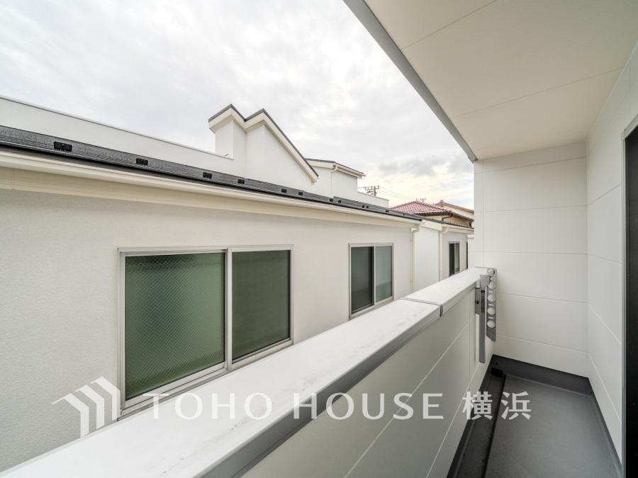 暮らしの中で光と風を演出してくれるバルコニー、見事なまでの開放的な空間を演出しながら、プライベート性も確保された空間は我が家の自慢。