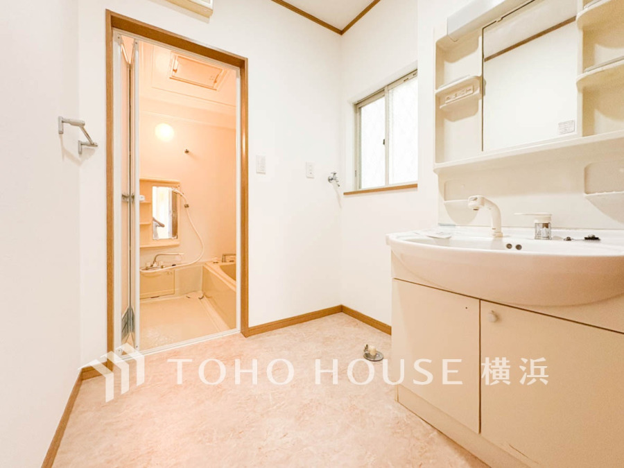ご家族の1日が始まり、1日の終わりを締めくくる洗面空間。快適に過ごせることはもちろん、気品や優雅さを兼ね備えたパウダールームです。