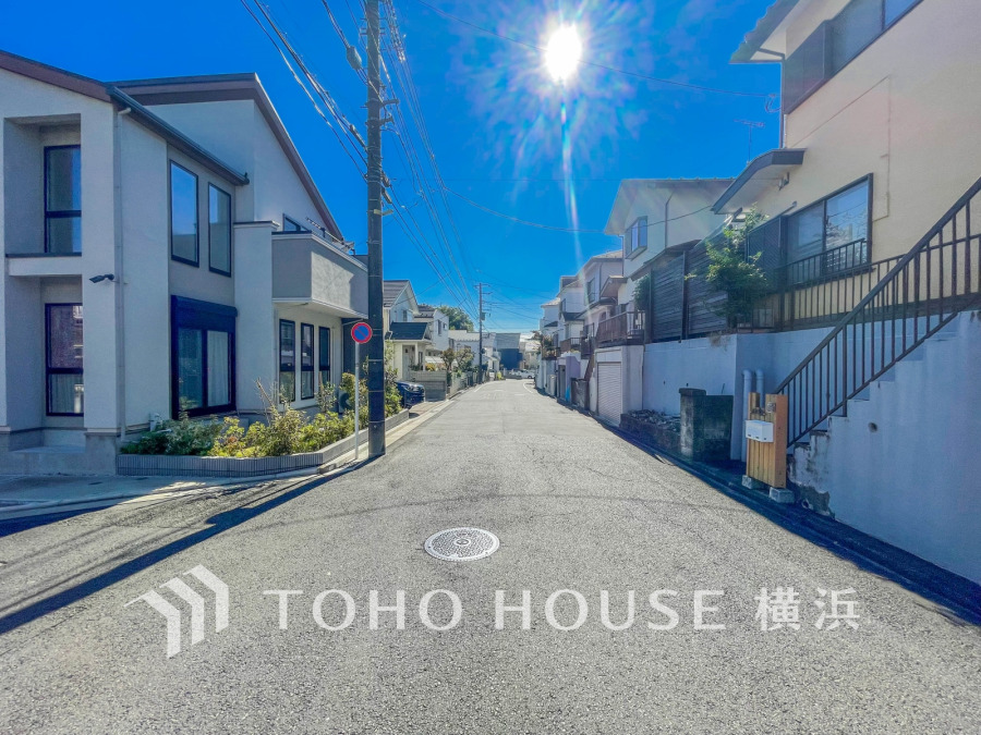 日当たり良好な閑静な住宅街。整備された道路と落ち着いた街並みが魅力の住環境です。