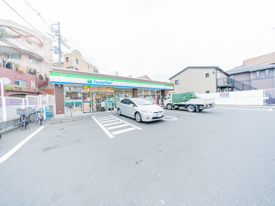 ファミリーマート本牧公園前店…約800ｍ