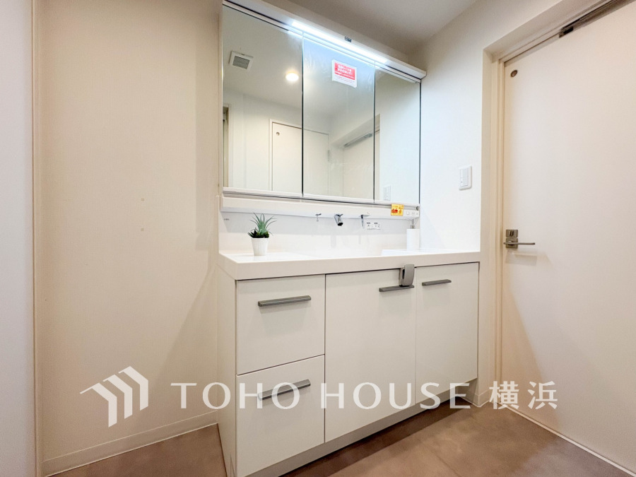 新規交換された洗面化粧台は美しく使いやすい機能が備えられています。