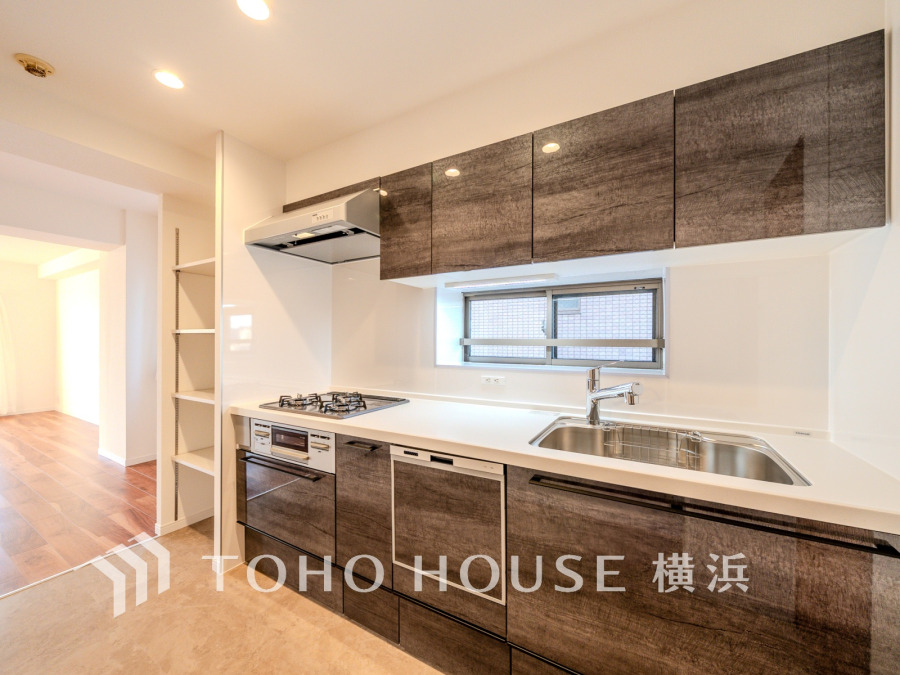 多彩な機能と洗練された美しいデザイン、細やかな優しさが毎日を演出します。プライベートスペースを彩るインテリアとしての美と、快適な日常を支える機能性と強さが一つになったキッチン。