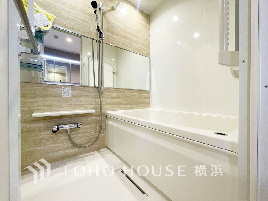 上質が感じられる質感とカラーリングで、清潔な空間美を実現。一日の疲れが癒される優雅なバスタイムを堪能できるゆとりあるバスルームです。