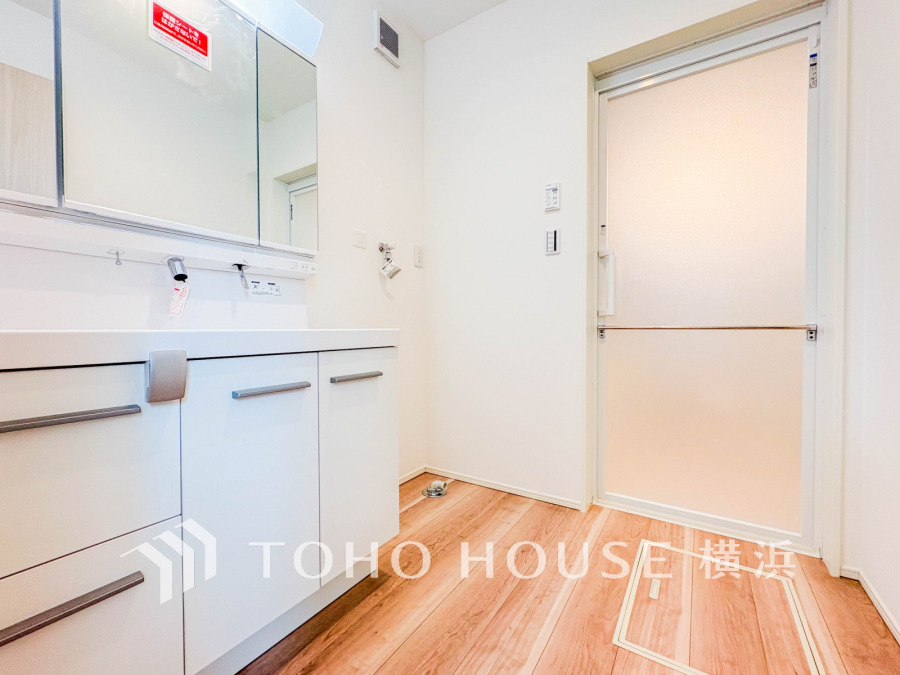 使いやすい機能が備えられた清潔感溢れる洗面空間。収納も充実しています。
