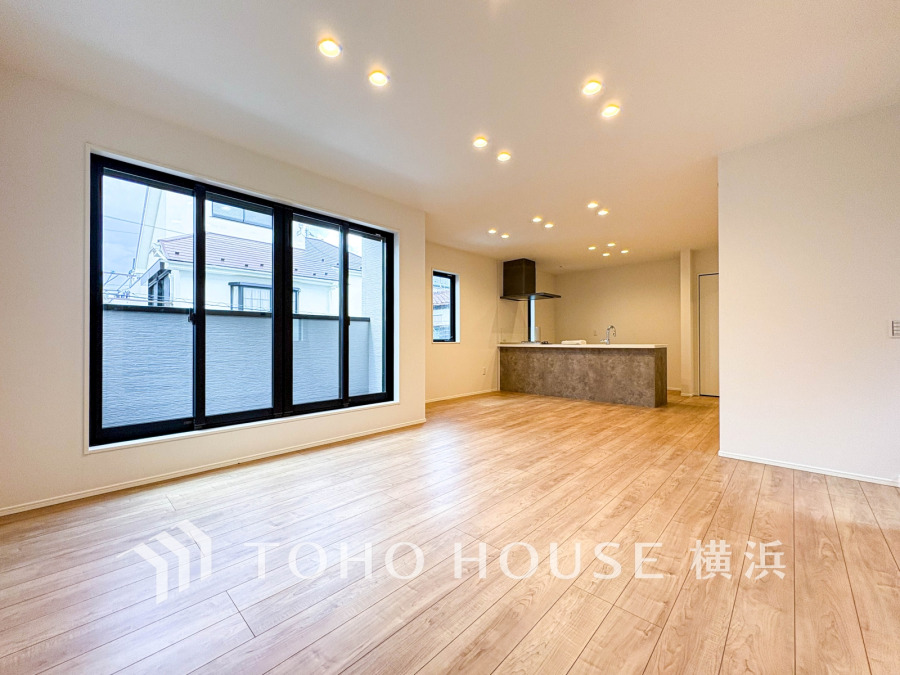 表現された空間は豊かな光と風を纏い、暮らしの時間を豊かにしてくれます。デザインされた空間と競い合うかのような充実した建物設備も家族の時間を彩ってくれることでしょう。 