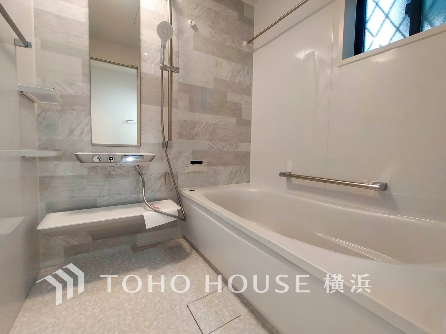 上質が感じられる質感とカラーリングで、清潔な空間美を実現。一日の疲れが癒される優雅なバスタイムを堪能できるゆとりあるバスルームです。