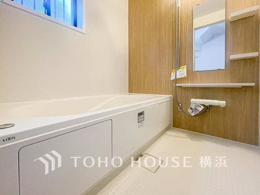 快適な使い心地とゆとりある空間が1日の疲れを解きほぐすバスルーム。空間も浴槽もゆったりのびのび使えるゆとり設計。広く感じるゆとり設計で快適なリラックスタイムを過ごせます。