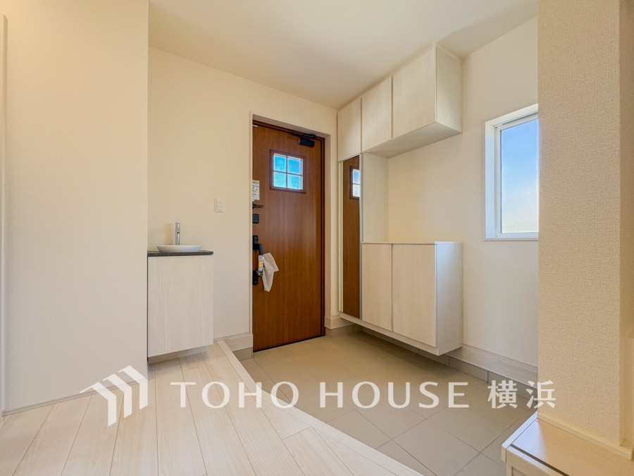 上質感漂う玄関と廊下。居住者の帰り、訪れる方を優しく迎える・安らぎに満ちた生活空間を予感させる。健やかな暮らしを楽しめることでしょう。