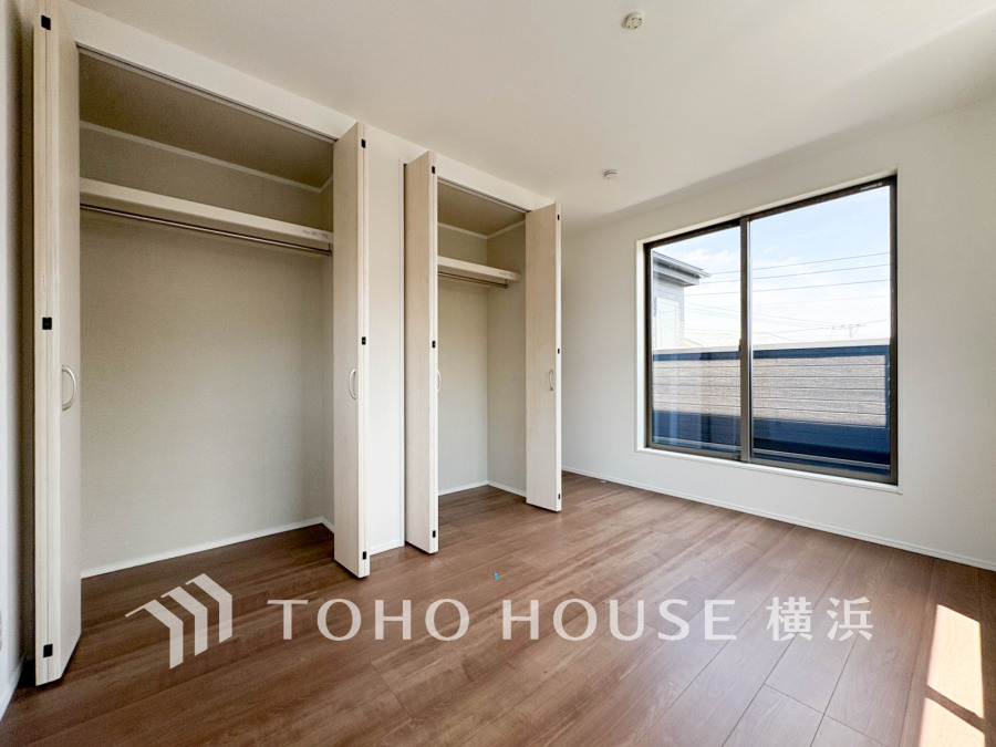 バルコニーに面した明るい洋室。大容量の収納付きです。
