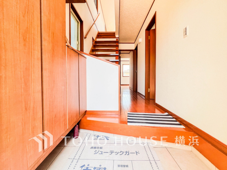 居住者の帰り、訪れる方を優しく迎え、やすらぎに満ちた生活空間を予感させる。健やかな暮らしを楽しめそう。
