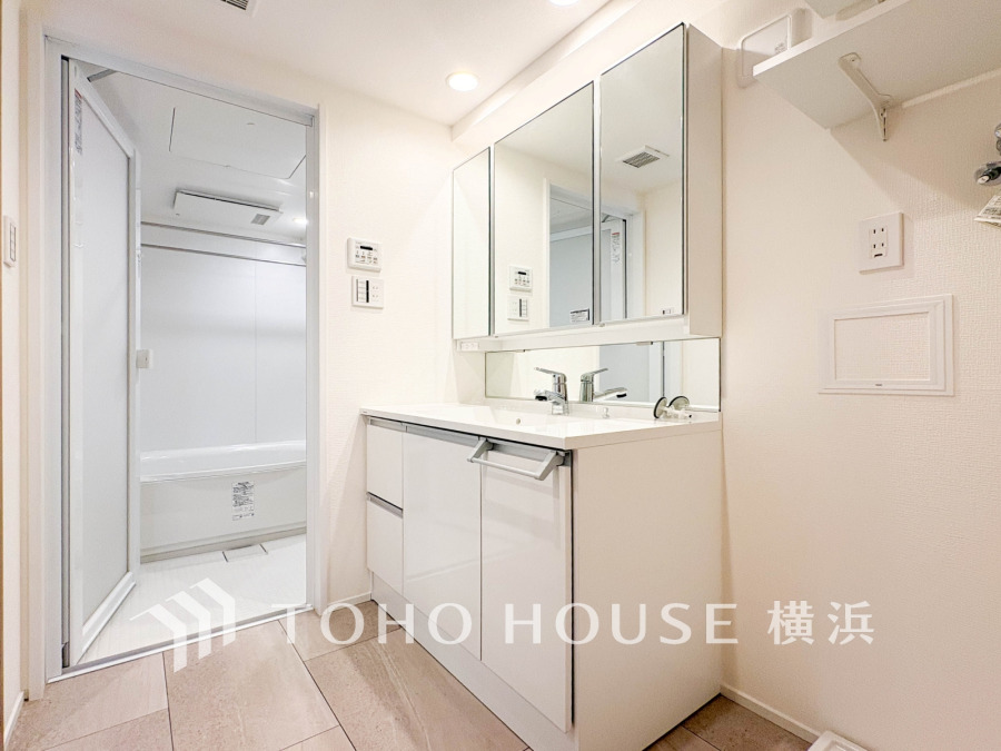 十分な大きさの洗面台は収納もさる事ながら、身だしなみチェックや歯磨きなど、朝の慌ただしい時間でもホテルライクなスペースで余裕とゆとりを感じて頂けます。