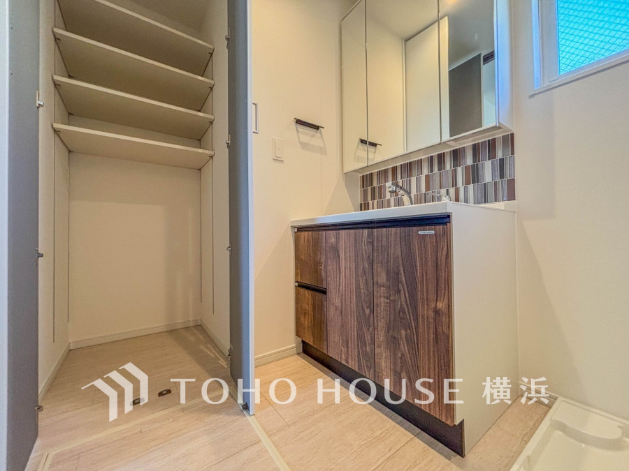 収納力に優れた洗面台とたっぷり収納可能なリネン庫で、スッキリ片付く快適な洗面スペースです。