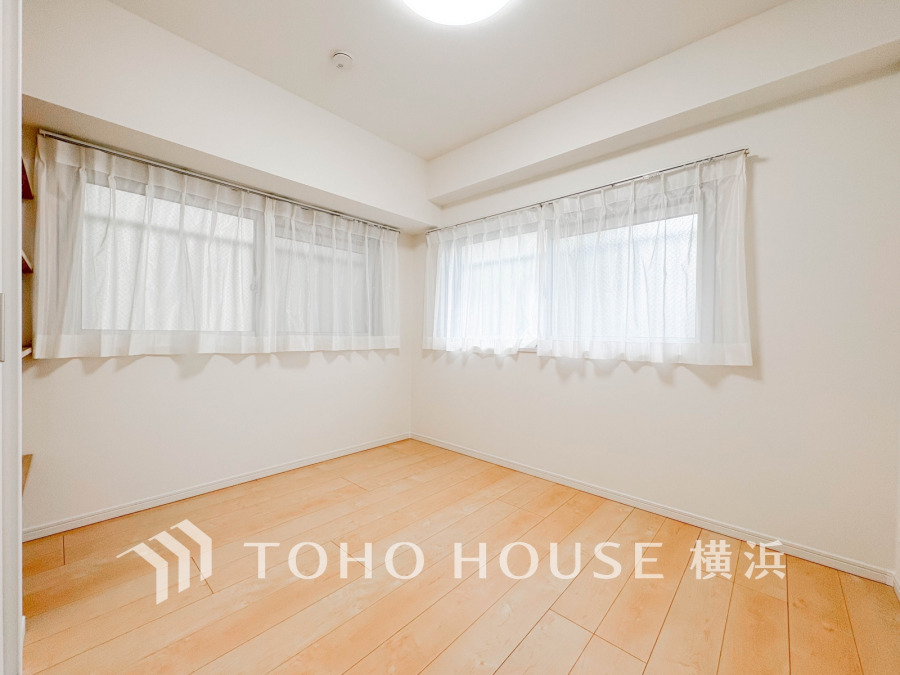 ２面採光の明るく爽やかな空間。プライベートな自分時間を快適に過ごせるお部屋です。
