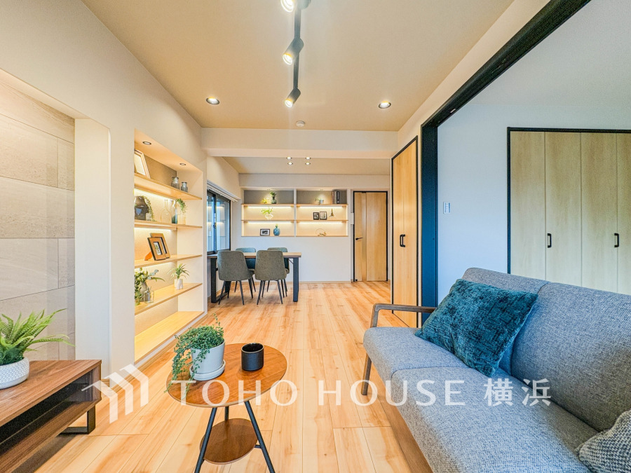 家族と過ごすひと時を溢れる光が優しく包み込むリビングダイニング。家族とともに、心穏やかに過ごすひととき。家族との時間、自分の時間を大切にできる空間がここにあります。