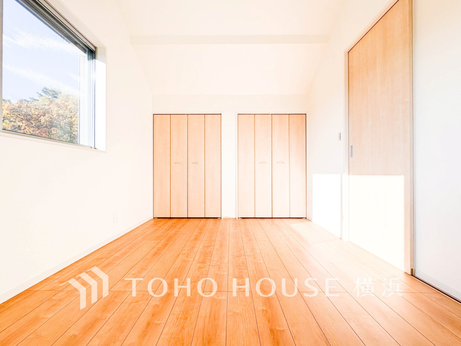 採光もアクセントの一つとして。プライベートルームにはやさしい光が射し込んでいて、この明るい好みの空間で読書をしたり、音楽を聞いたりと一人の時間も充実したものにできます。