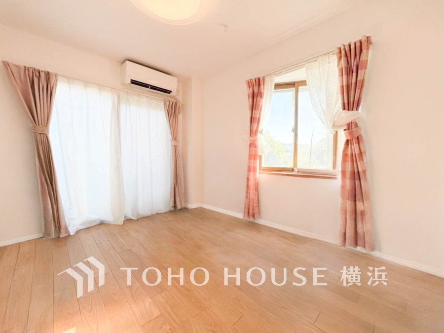 穏やかな風と陽光を導き、プライバシーに配慮された設計プランを採用し、居住性を一段と心地よいものにしています。明るく開放的な空間を演出しております。