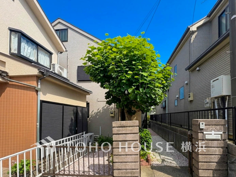 閑静な街並みに調和する落ち着いた外観。ふりそそぐ陽射しと青空を背景に美しさを醸す佇まい。
