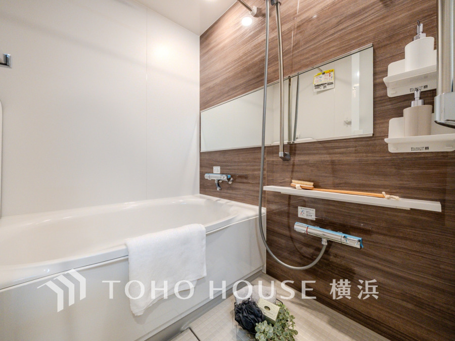 上質が感じられる質感とカラーリングで、清潔な空間美を実現。一日の疲れが癒される優雅なバスタイムを堪能できるゆとりあるバスルームです。