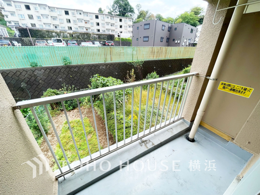 暮らしの中で光と風を演出してくれるバルコニー、見事なまでの開放的な空間を演出しながら、プライベート性も確保された空間は我が家の自慢。