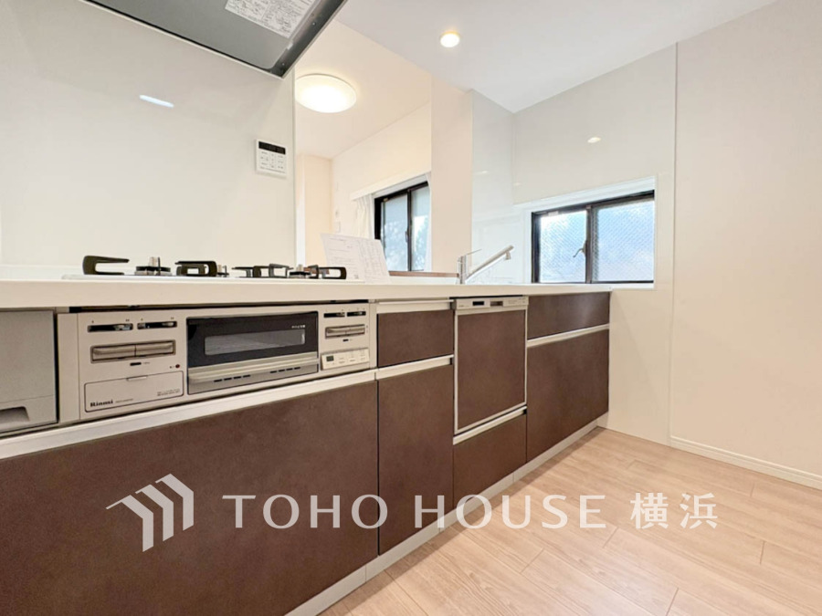 プライベートスペースを彩るインテリアとしての美と、快適な日常を支える機能性と強さがひとつになったキッチンです。開放的な対面カウンターキッチンはリビングと一体感のある空間。