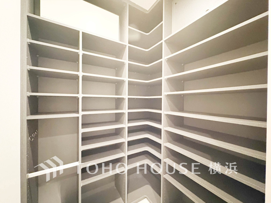 靴を履いたまま出入りできる大型のシューズインクローゼットが設けられています。靴類だけでなく、かさばる物も収納できます。