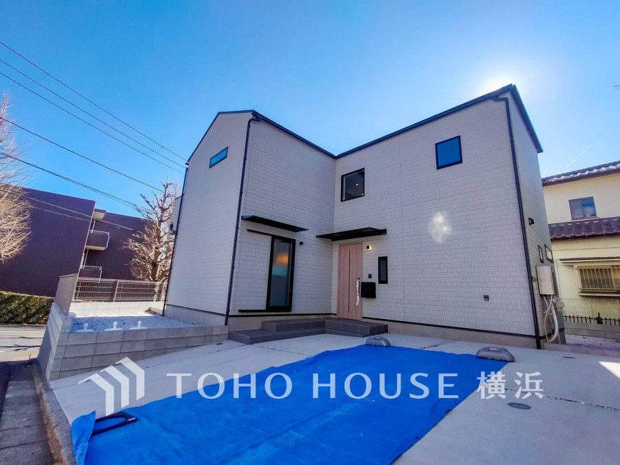 開放的な角地、広々とした敷地に誕生した邸宅。カースペースには2台駐車可能です。