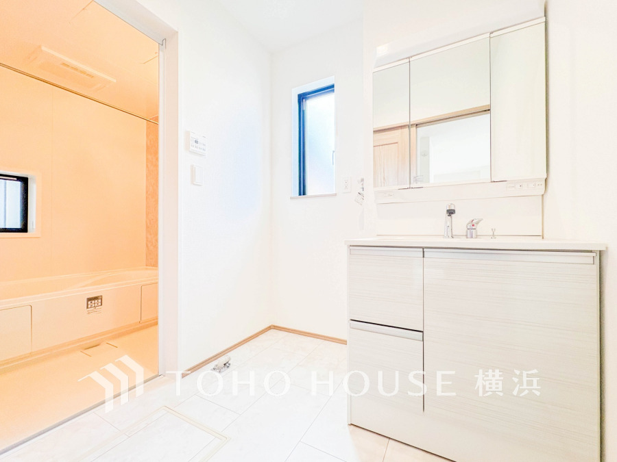 使いやすい機能が備えられた清潔感溢れる洗面空間。収納も充実しています。
