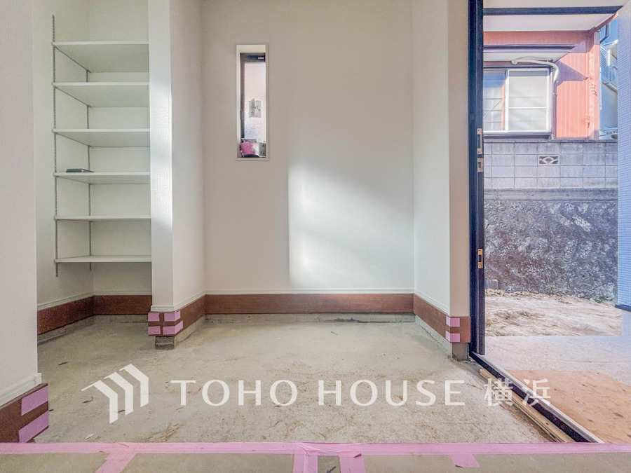 清潔感溢れる玄関がお出迎えする本邸宅の物語は、ここから始まる日常を期待させます。この場所には「希望」と「優越」で包み込んでくれる「特別」な空間があります。（2026年1月撮影）