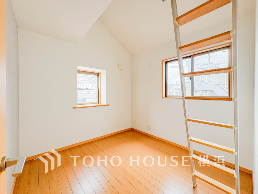 大きな窓からたっぷりと陽光が注がれる明るい空間。家族の成長に対応できる永住仕様の間取り。時を忘れて過ごす場所として過ごせるお部屋。